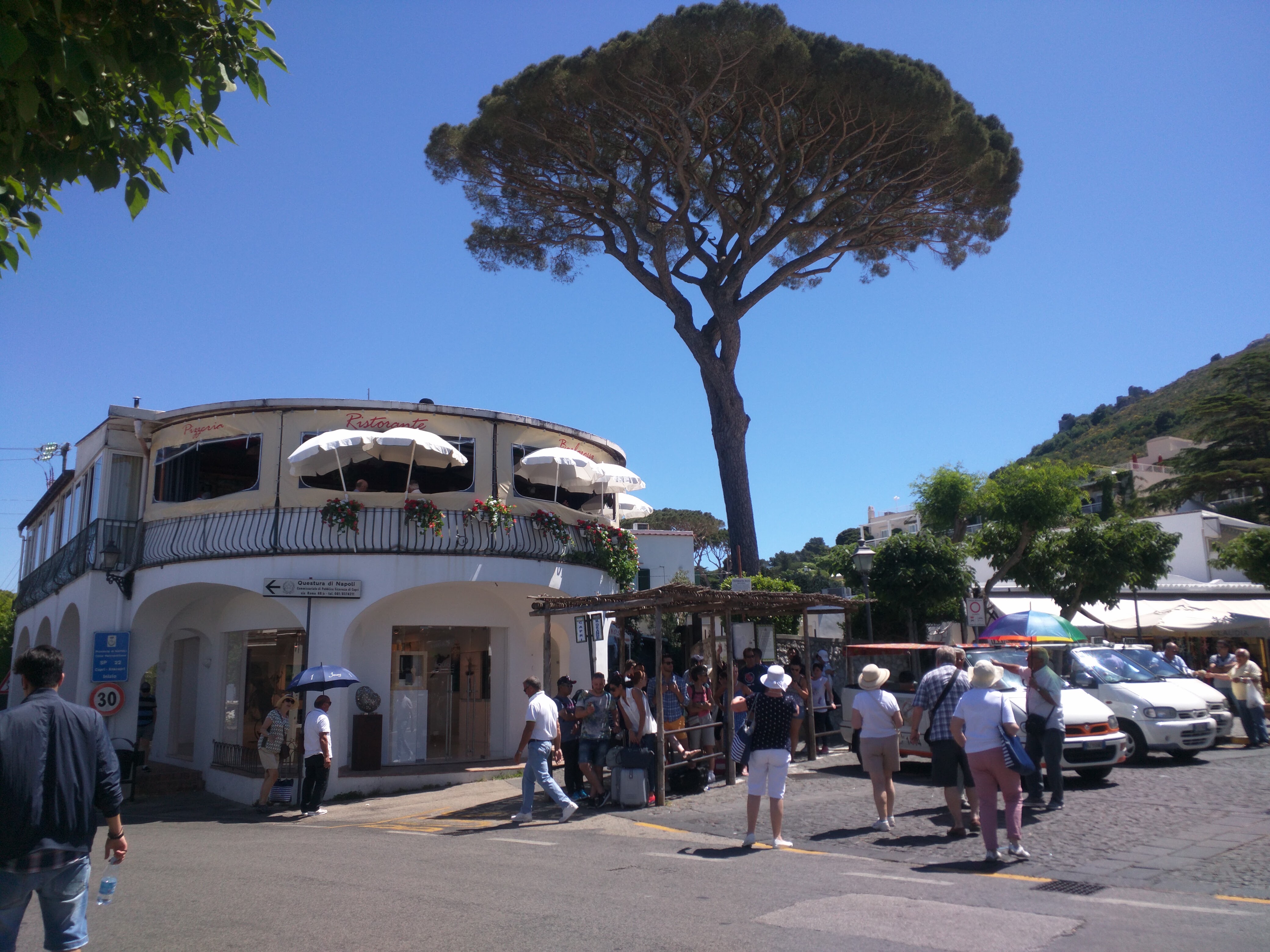 イタリア カプリ島 アナカプリ 近辺のバス停事情 混雑を避ける裏ワザ きらひび 旅行記や食べ歩きグルメ クレジットカードなどの雑記ブログ