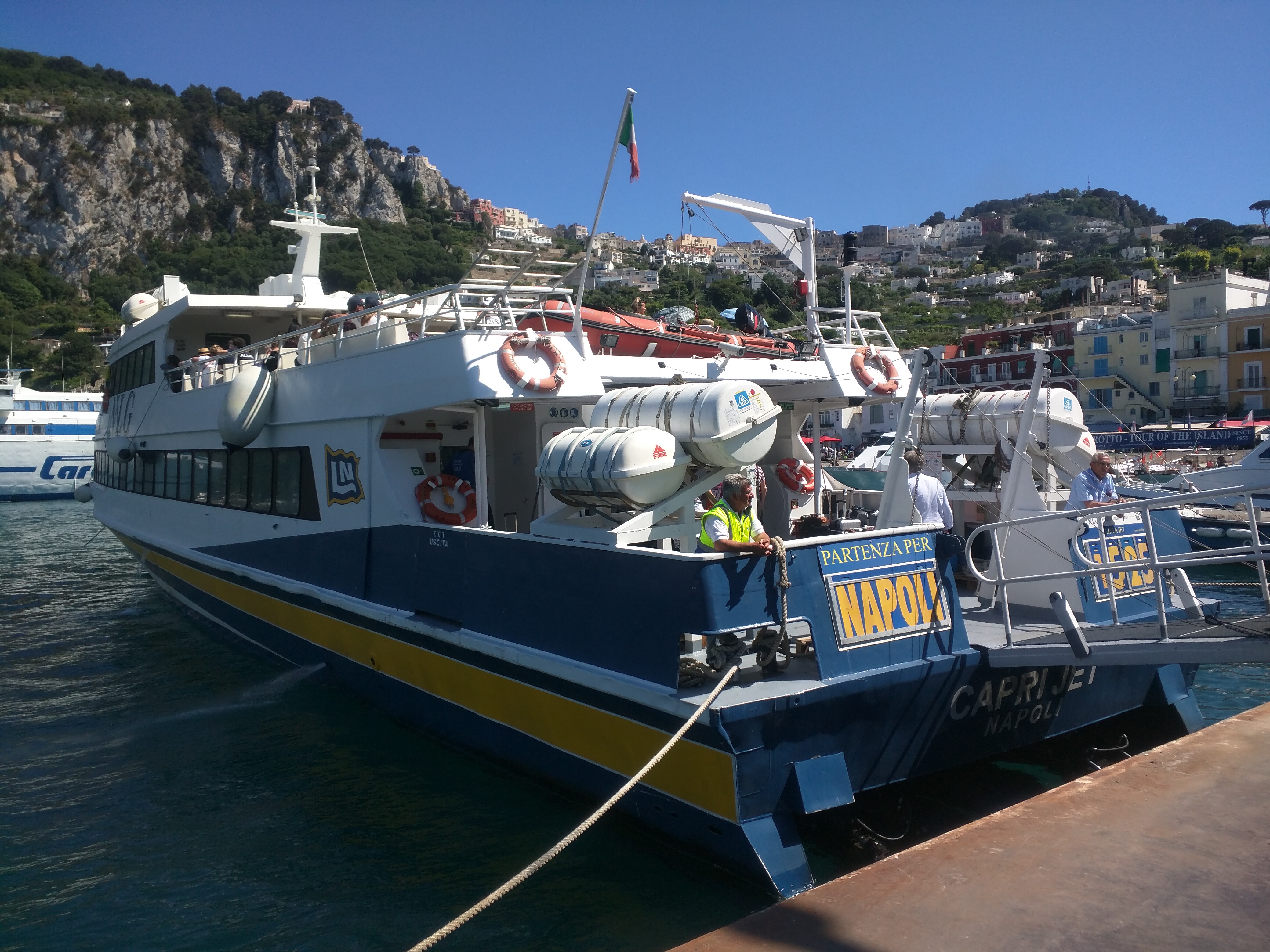 イタリア ナポリ からフェリーに乗って カプリ島 へ行く方法と注意点 きらひび 旅行記や食べ歩きグルメ クレジットカードなどの雑記ブログ